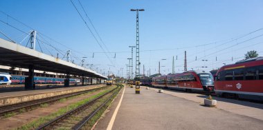 Budapeşte, Macaristan - 29 Ağustos 2019: Budapeşte, Macaristan 'daki eski Nyugati Palyaudvar tren istasyonu ve yolcu vagonları platformu. Avrupa 'da demiryolu toplu taşımacılığı. Eski bina ve istasyon binasında turistler