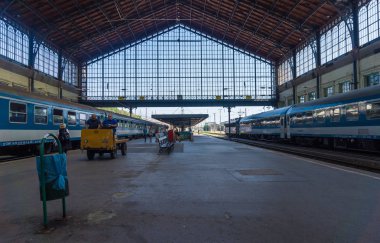Budapeşte, Macaristan - 29 Ağustos 2019: Budapeşte, Macaristan 'daki eski Nyugati Palyaudvar tren istasyonu ve yolcu vagonları platformu. Avrupa 'da demiryolu toplu taşımacılığı. Eski bina ve istasyon binasında turistler