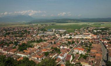 Romanya 'nın antik Rasnov kenti. Gökyüzünden şehrin panoraması.