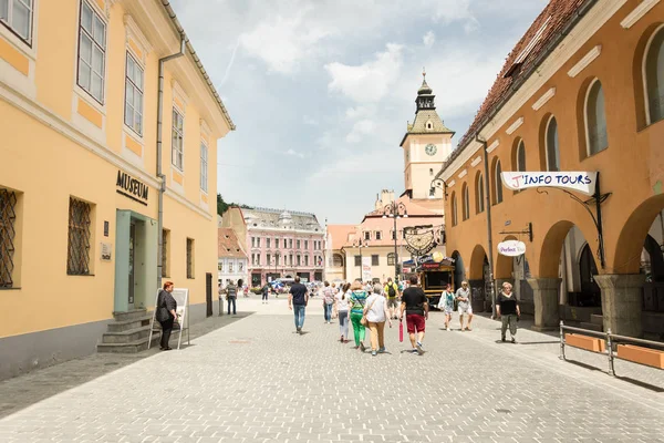 Brasov Transsylvanië Roemenië Juni 2018 Toeristen Aan Oude Straat Van — Stockfoto