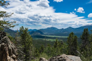 Rocky Dağları Colorado, Usa 'da yaz yeşili manzarası. Dağlar ve bulutlar