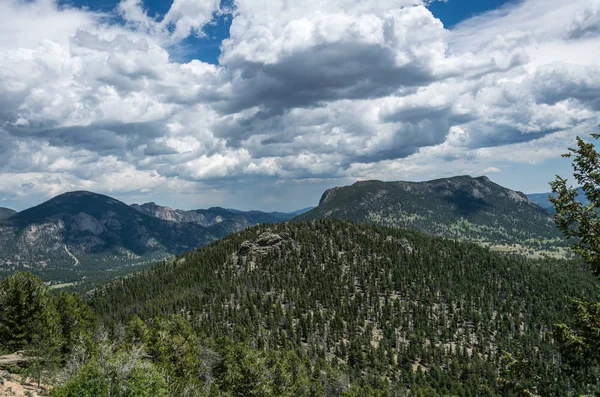 洛基山脉夏季绿色全景在科罗拉多 乌萨斯州 山和云 — 图库照片