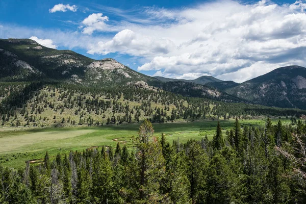 洛基山脉夏季绿色全景在科罗拉多 乌萨斯州 山和云 — 图库照片