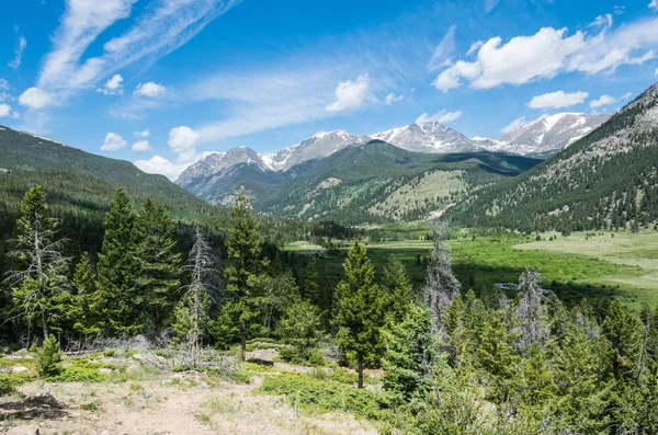 洛基山脉夏季绿色全景在科罗拉多 乌萨斯州 山和云 — 图库照片