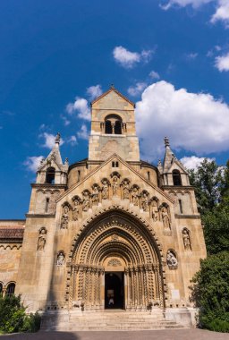 Macaristan, Budapeşte 'deki güneşli Varosliget parkında antik ortaçağ gotik kilisesi.
