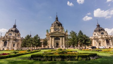 Budapeşte / Macaristan - 30 Ağustos 2019: Budapeşte, Macaristan'da ünlü Secheni Termal Havuzları. Eğlenmek ve yıkanan insanlar. Su tedavileri için halka açık tedavi havuzları ve saunalardan oluşan sağlıklı yaşam kompleksi