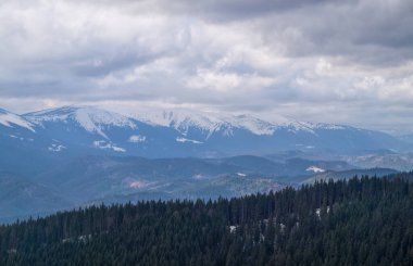 Doğu Avrupa 'daki Karpat Dağları' nın kış bulutlu manzarası