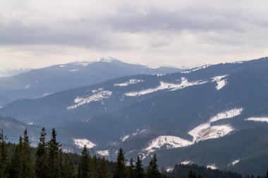 Doğu Avrupa 'daki Karpat Dağları' nın kış bulutlu manzarası