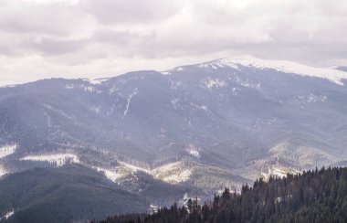 Doğu Avrupa 'daki Karpat Dağları' nın kış bulutlu manzarası