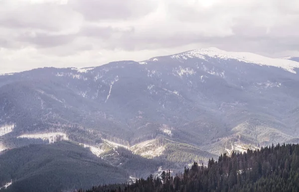 Doğu Avrupa 'daki Karpat Dağları' nın kış bulutlu manzarası