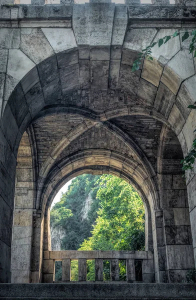 Starobylý Gotický Kamenný Oblouk Altán Vrchu Gellert Budapešti — Stock fotografie