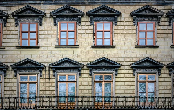 Hermosa Fachada Antiguo Edificio Residencial Casco Antiguo Ciudad Calles Lviv — Foto de Stock