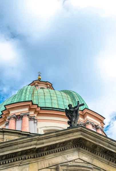 Cúpula Antiga Igreja Praga Contra Céu Nublado Tempestuoso Poder Religião — Fotografia de Stock