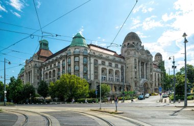 Budapeşte / Macaristan - 30 Ağustos 2019: Budapeşte, Macaristan 'daki Gellert Hotel ve Termal Hamamları' nın görkemli Gotik taş cephesi. Şehir hayatı ve Macaristan 'ın popüler bir turizm merkezi.