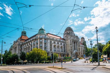 Budapeşte / Macaristan - 30 Ağustos 2019: Budapeşte, Macaristan 'daki Gellert Hotel ve Termal Hamamları' nın görkemli Gotik taş cephesi. Şehir hayatı ve Macaristan 'ın popüler bir turizm merkezi.