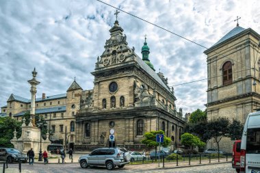 Lviv, Ukrayna - 12 Temmuz 2019: Lviv şehri ve antik Katolik Bernardine manastırı ve kilisesi cephesi. Doğu Avrupa 'da antik bir şehrin sokakları. Antik gotik Avrupa mimarisi. Popüler bir turizm merkezi. 