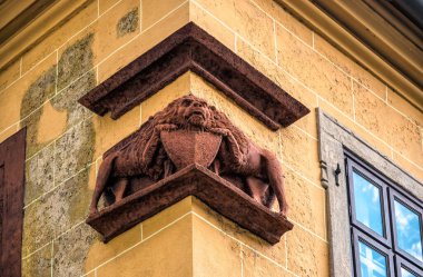 Budapeşte 'de eski bir evin köşesindeki kraliyet aslanı.