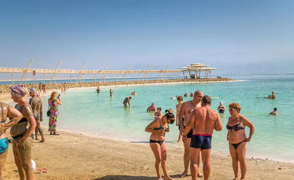 Ein Bokek Izrael Listopada 2019 Turyści Wypoczywający Piaszczystej Plaży Kurortu — Zdjęcie stockowe