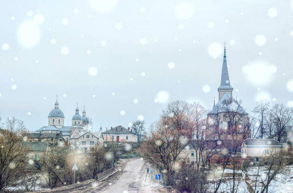 Сельский зимний пейзаж города Струсива в Украине. Пауки орхидей и католических церквей
