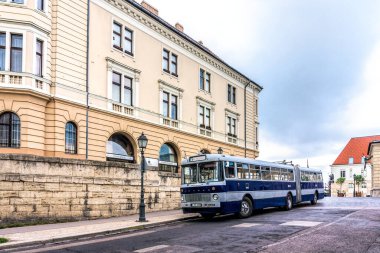 Budapeşte / Macaristan - 30 Ağustos 2019: Budapeşte, Macaristan 'daki tarihi bölgenin arka planında klasik yolcu otobüsü. Buda tepesindeki evlerin ortaçağ mimarisi. 