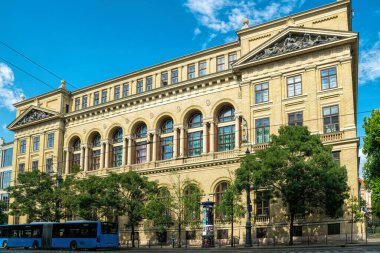 Budapeşte / Macaristan - 29 Ağustos 2019: Budapeşte, Macaristan 'ın tarihi bölgesinde eski bir gotik binanın duvarları ve kemerli pencereleri. 19. yüzyılın antik Avrupa mimarisi