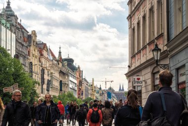 Prag / Çek Cumhuriyeti - 03 Mayıs 2019: Prag 'daki tarihi Eski Şehir Meydanı' ndaki renkli eski binalar ve yürüyen turist grupları. Çek Cumhuriyeti 'nin ünlü turistik merkezi, bahar gezisi.