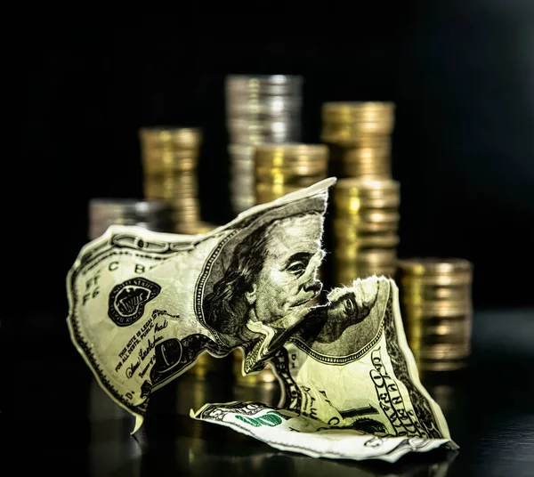 Montones Monedas Varias Denominaciones Sobre Fondo Negro Billete Cien Dólares — Foto de Stock