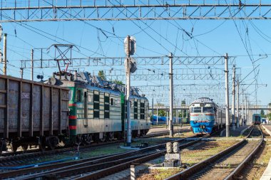 Kyiv / Ukrayna - 25 Haziran 2020: Eski paslı çelik yük arabaları ve Ukrayna 'nın Kiev kentinde bir tren istasyonu. Doğu Avrupa 'da büyük eski bir şehrin kentsel manzarası ve açık bir gökyüzü