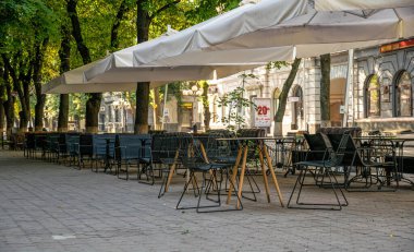 Kapalı kaldırım kafesi ve antik şehrin terk edilmiş sabah caddesi.