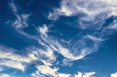 Doğal arka plan. Gri ve mavi bahar fırtınalı bulutları