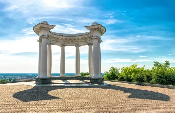 Poltava, Ukrayna 'da White Arbor. Beyaz sütunlar ve at nalı