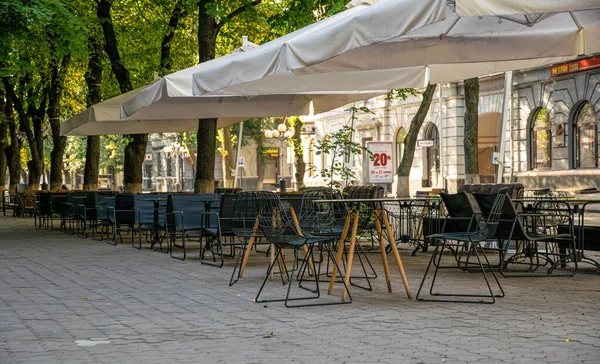 Geschlossenes Straßencafé Und Menschenleere Morgenstraße Der Antiken Stadt — Stockfoto