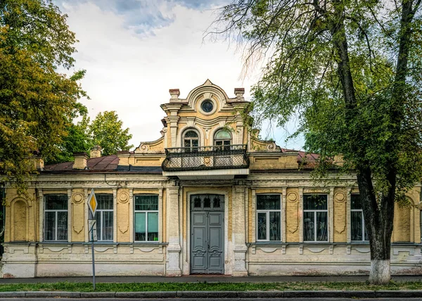 Старый Ветхий Балкон Старинного Особняка — стоковое фото