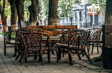 Kapalı kaldırım kafesi ve antik şehrin terk edilmiş sabah caddesi.