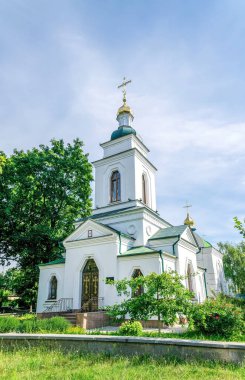 Poltava 'daki Ortodoks Kilisesi ilkbahar mavi gökyüzüne karşı