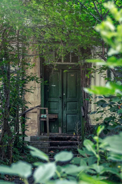 Παλιό Ανατριχιαστικό Εγκαταλελειμμένο Σπίτι Και Ξύλινη Πόρτα — Φωτογραφία Αρχείου