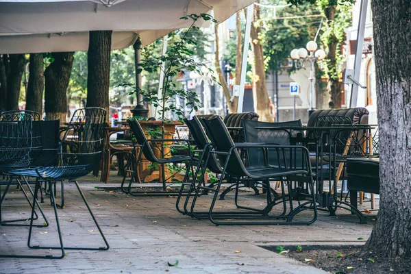 Kapalı kaldırım kafesi ve antik şehrin terk edilmiş sabah caddesi.