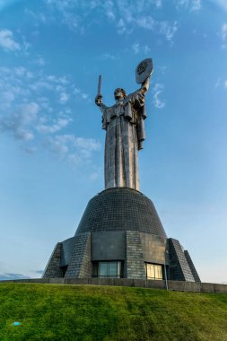Kyiv, Ukrayna - 19 Ağustos 2020: Ukrayna 'nın başkenti Kyiv' de bulunan görkemli çelik heykel. Popüler turistik ilgi, vatanseverliğin sembolü, ulusal gurur ve özgürlük.