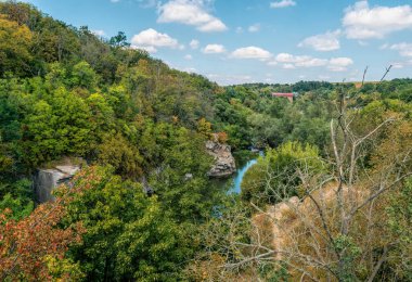 Sonbahar doğası. Tikich Dağı nehri ve kanyonu