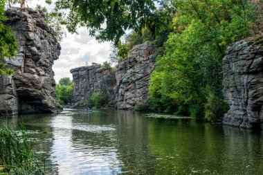 Sonbahar doğası. Tikich Dağı nehri ve kanyonu