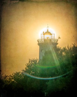 Gece gökyüzüne karşı eski deniz fenerinin kulesi. Kırsal alan