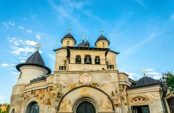 キエフ ウクライナの古代ズヴィリネツ修道院のファサードと鐘楼 — ストック写真