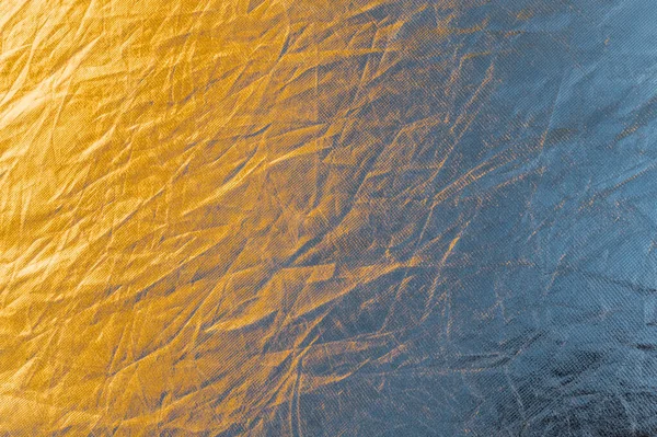 Текстура Измятой Золотистой Серебряной Синтетической Ткани — стоковое фото