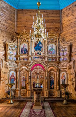 Köydeki Ortodoks Kilisesi 'nin antik ahşap binası. Aziz Peter Kilisesi (Kalnishevsky)