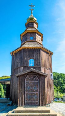 Köydeki Ortodoks Kilisesi 'nin antik ahşap binası. Aziz Erdemli Peter Kilisesi (Kalnishevsky)