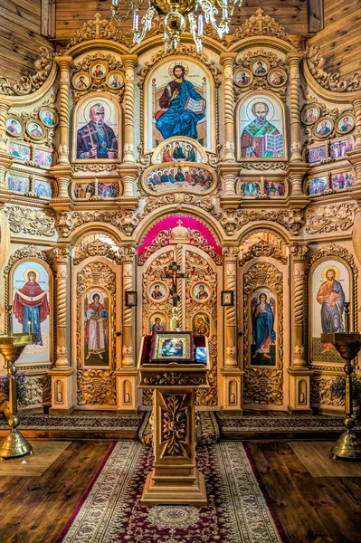 Köydeki Ortodoks Kilisesi 'nin antik ahşap binası. Aziz Peter Kilisesi (Kalnishevsky)