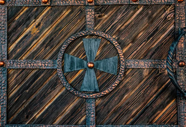 Bronz dövmeli eski manastır kapıları