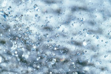 Güneş ışığına su sıçratıyorum. Sahilde eğlenmek, arka plan