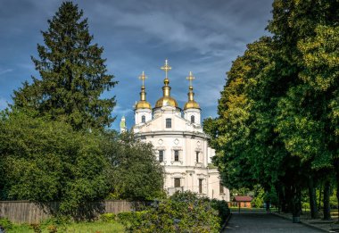 Poltava 'daki Ortodoks Kilisesi ilkbahar mavi gökyüzüne karşı