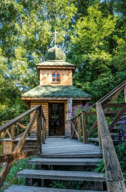  Ormandaki bir tepenin üstünde Bakire Meryem Şapeli. Doğu Avrupa 'nın dini gelenekleri